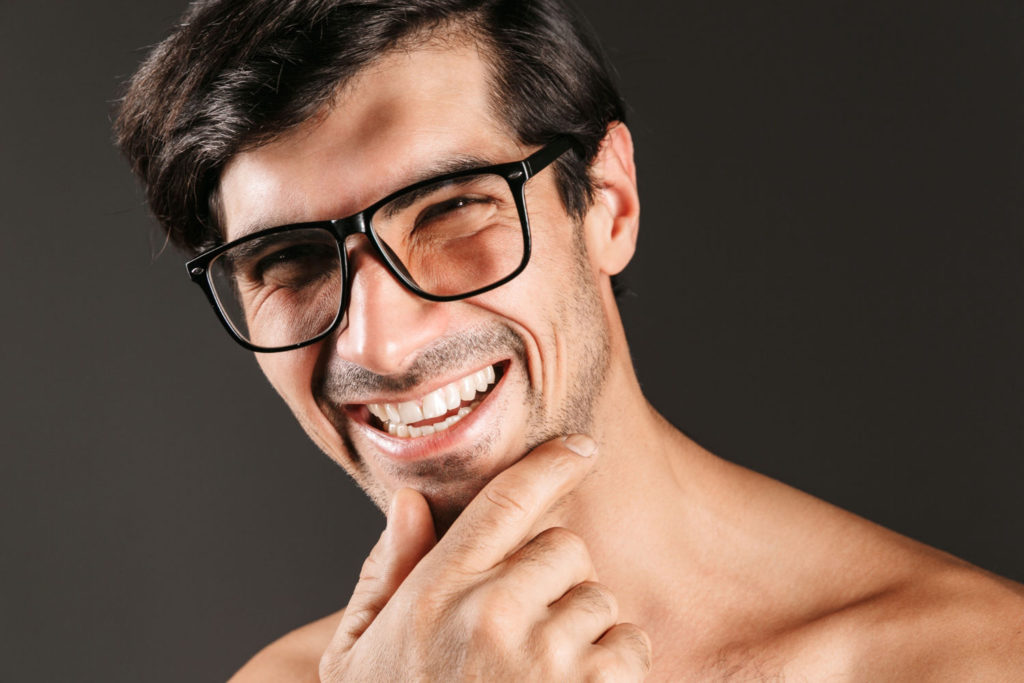 Modne, a przystępne w cenie oprawki męskich okularów korekcyjnych stanowią stały asortyment sklepów optycznych
