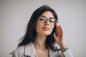 Oczy w markowych oprawkach: Modne okulary korekcyjne dla kobiet