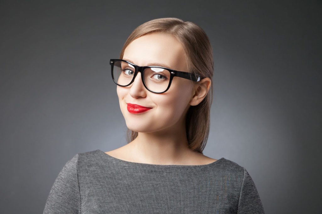 Okulary korekcyjne Prada to nie tylko narzędzie poprawiające wzrok, ale również modowy dodatek, który podkreśla nasz styl i osobowość